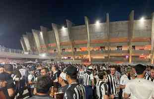 Atleticanos invadiram o Mineiro no jogo contra o Grmio e bateram recorde de pblico no Brasileiro; veja fotos do entorno do estdio antes da partida