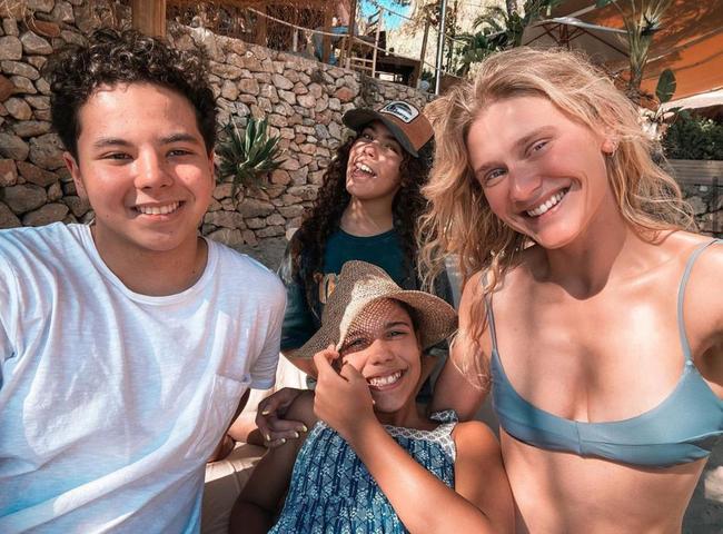 Modelo viaja com os filhos de Ronaldo constantemente