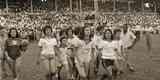 No fim dos anos 1950, jogos do time feminino do Araguari Atltico Clube eram uma atrao  parte na em todo Tringulo Mineiro. Imagem mostra partida na cidade de Uberlndia, com estdio lotado. Quem no conseguia entrar subia em rvores e nos muros para assistir  peleja das pioneiras do esporte em Minas