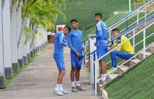 Fotos da apresentao de Adilson Batista como novo tcnico do Cruzeiro. Tcnico teve reunio com jogadores na Toca da Raposa II, falou com a imprensa e depois comandou seu primeiro treino