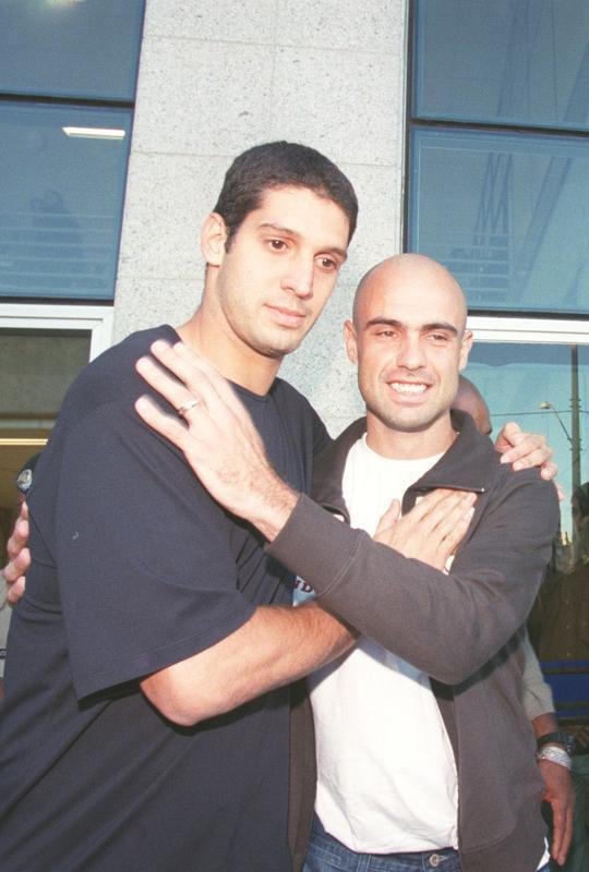 Briga entre Cris, do Cruzeiro, e goleiro Eduardo, do Atltico, no clssico de 2004. Dias depois, atletas fizeram as pazes em audincia no Juizado Especial Criminal, no Forum Lafayette