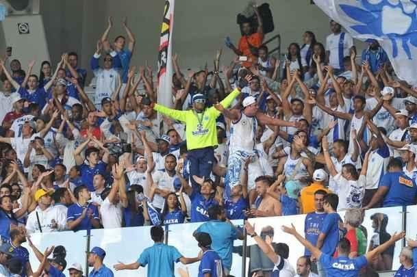 Torcida do Cruzeiro compareceu em bom nmero ao Mineiro para partida contra o Vitria pelo Brasileiro