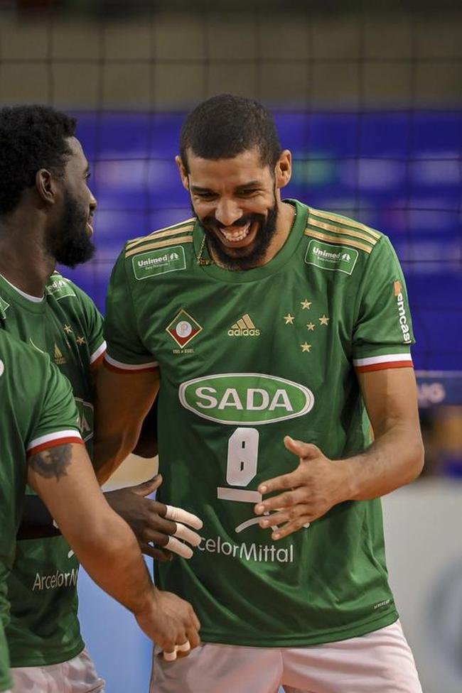 Cruzeiro se garantiu na decis�o do Sul-Americano de V�lei ao bater os argentinos do Policial Voley por 3 sets a 0, neste s�bado (5), no Gin�sio do Riacho, em Contagem. As parciais foram de 25/20, 29/27 e 25/16