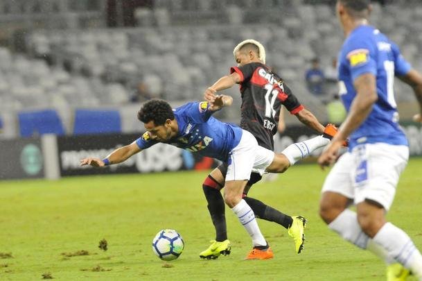 No segundo tempo, Fred marcou duas vezes e ampliou vantagem do Cruzeiro para 3 a 0