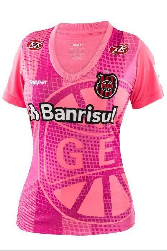 A camisa Outubro Rosa do Grmio Esportivo Brasil  inspirada no escudo do Xavante, representado em grandes propores com efeito de retculas degrade.