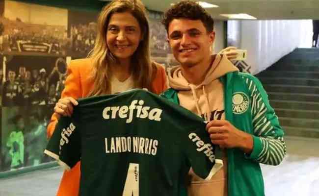 Lando Norris ganhou da presidente do Palmeiras, Leila Pereira, uma camisa personalizada do time