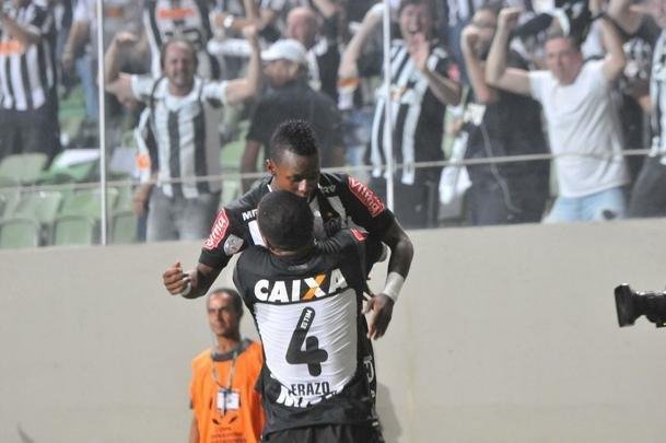 Carlos ampliou para o Atltico no Independncia e fez a festa da torcida