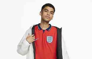 A provvel camisa II da Inglaterra para a Copa do Mundo foi desenvolvida pela Nike e vazou no site da prpria fornecedora durante a divulgao de outro produto