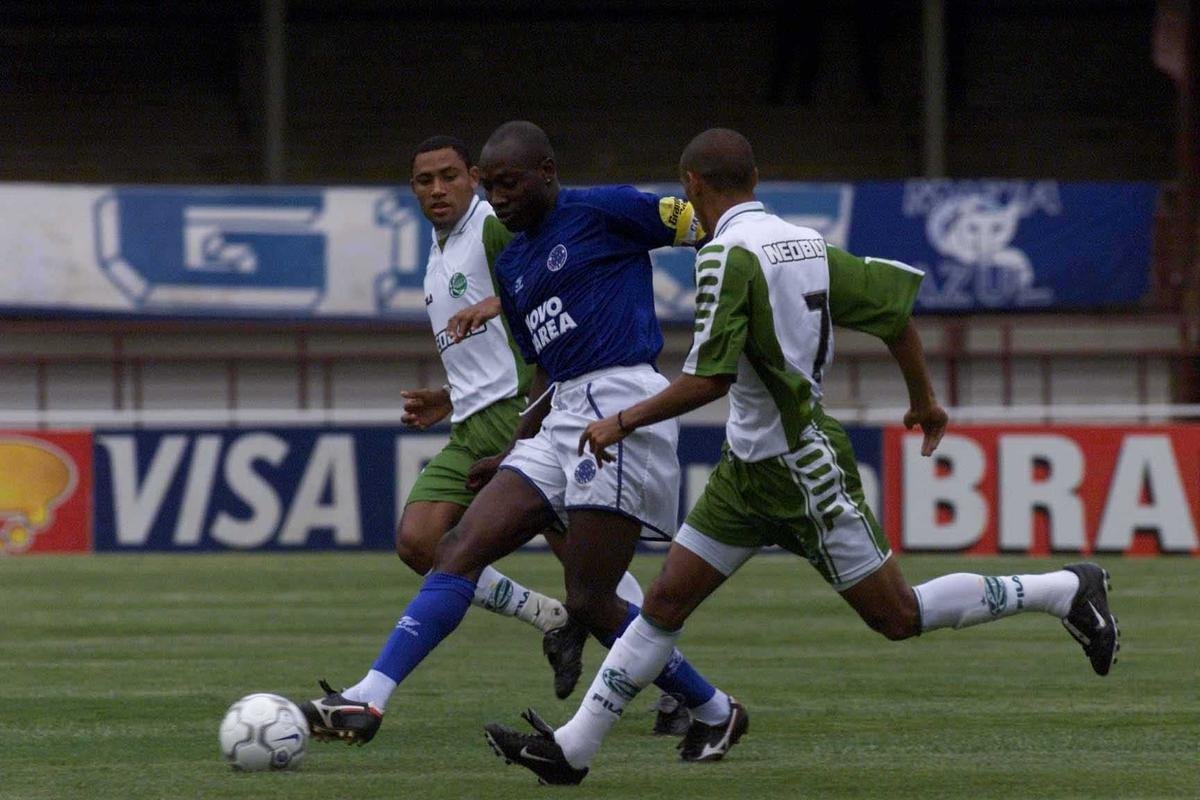 Fotos da passagem do jogador Rincn pelo Cruzeiro, em 2001.  Ele faleceu aos 55 anos nesta quarta-feira (13/4/2022), aps sofrer acidente automobilstico em Cali, na Colmbia, no dia 11.