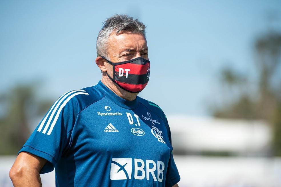 Durou pouco a passagem de Domnec Torrent pelo futebol brasileiro. O espanhol foi anunciado pelo Flamengo em julho de 2020 para substituir Jorge Jesus. Quatro meses depois, foi demitido aps goleada sofrida para o Atltico, por 4 a 0, no Mineiro. O ex-auxiliar de Guardiola foi demitido mesmo com o clube na briga por todos os ttulos da temporada (Brasileiro, Copa do Brasil e Libertadores).   
