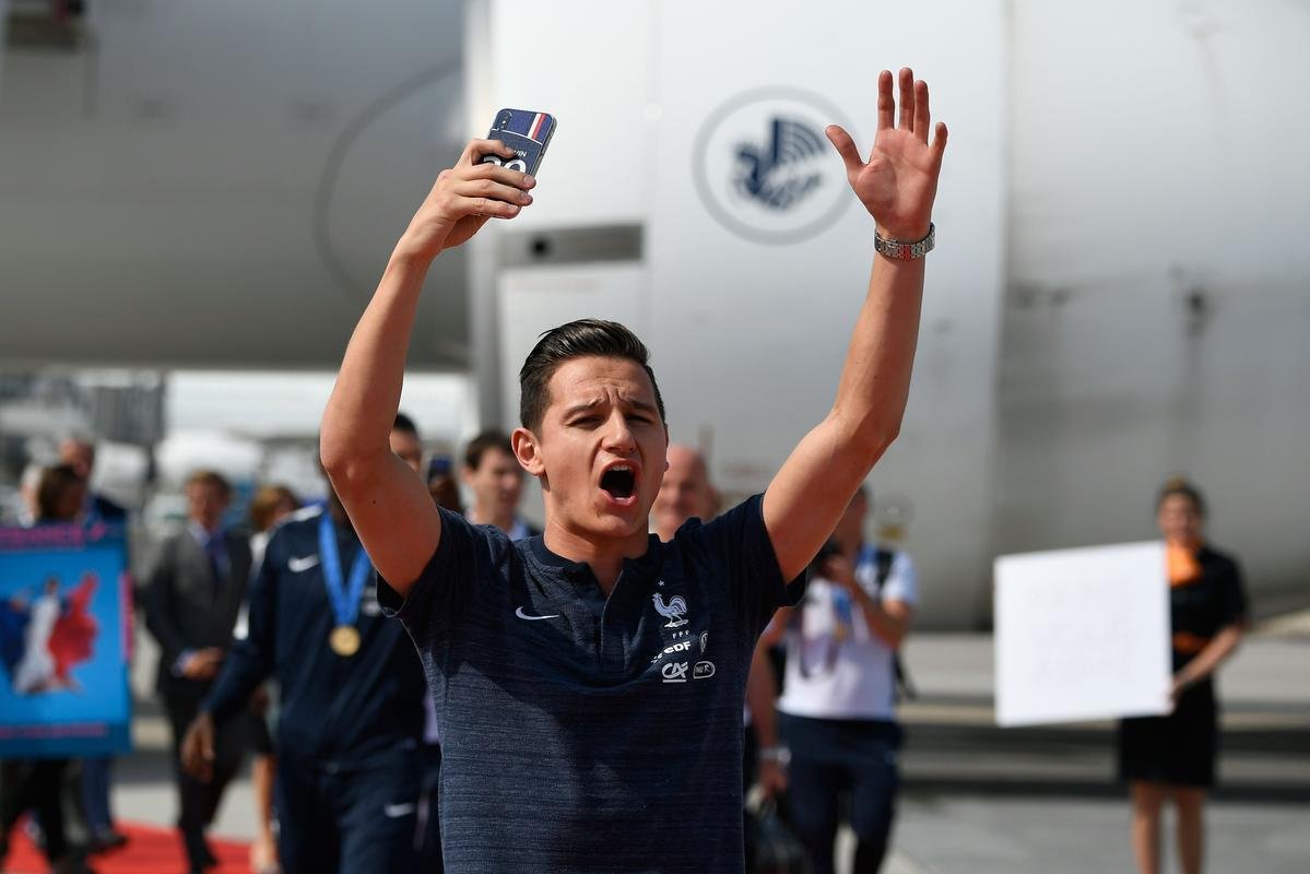 Aps conquistar o ttulo de campe do mundo, Seleo da Frana volta para casa e  recebida com festa no aeroporto de Paris