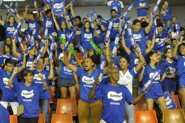 Veja fotos das torcidas na deciso da Superliga Feminina no Mineirinho