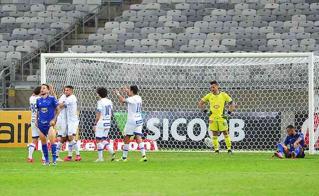 Cruzeiro foi goleado pelo Ava por 3 a 0, nesse sbado, no Mineiro
