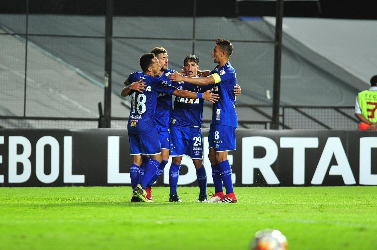 Fotos do primeiro tempo de Racing e Cruzeiro, no El Cilindro, pela Copa Libertadores. Arrascaeta empatou para o Cruzeiro, de cabea, aps cruzamento de Egdio