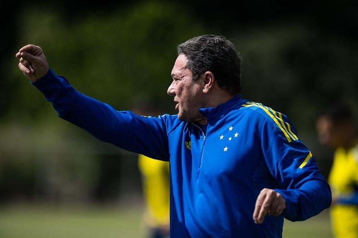 Luxemburgo conversou com os jogadores e orientou o time durante o treino