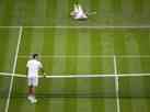 Federer leva susto, mas avança após desistência de rival em Wimbledon