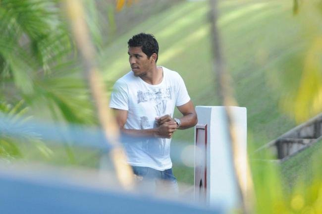 Brando foi detido por suposto estupro em 9 de maro de 2011, na Frana. Ele foi denunciado por uma jovem de 24 anos, que afirmou ter sido violentada pelo jogador em um automvel aps sair de uma discoteca em Aix-en-Provence. O atacante jogou no Cruzeiro em 2011