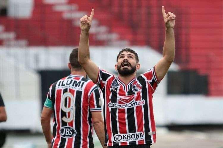 Jeremias (meia) - Aps emprstimo ao Retr, o meia voltou ao Santa neste ano e vem recebendo vrias chances ao longo do ano, seja como titular, ou saindo do banco. Na sua melhor temporada pelo Santa, ele j tem quase 30 jogos