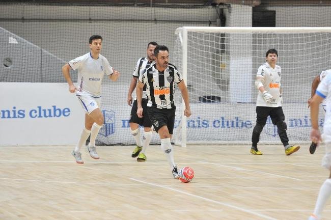 Jogo festivo e solid�rio reuniu craques do futsal mineiro em BH