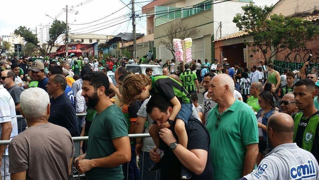 Torcida do Amrica nos arredores do Independncia para a partida contra o Oeste