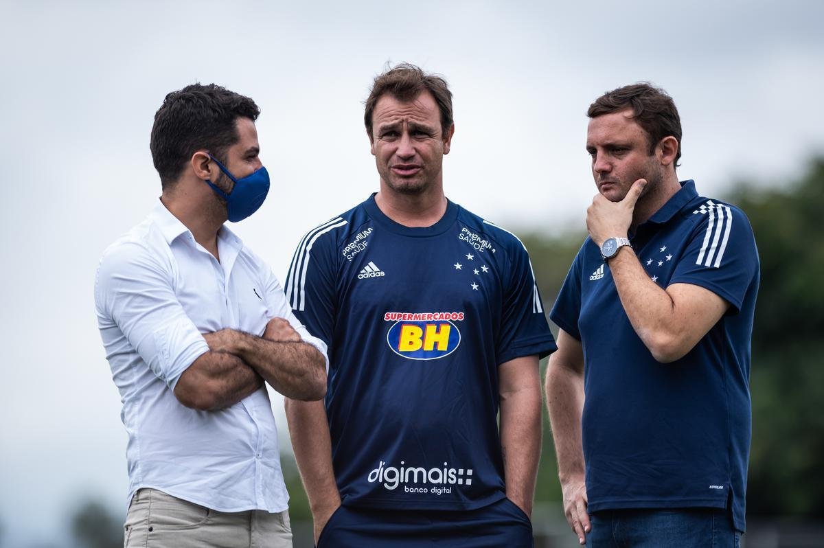 Imagens do primeiro dia de pr-temporada do Cruzeiro, na Toca da Raposa II