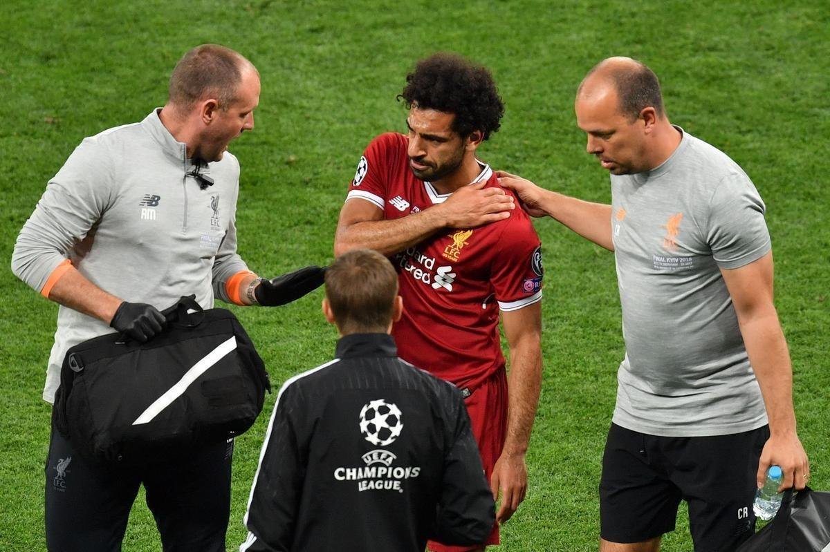 Salah, do Liverpool, sofreu falta de Sergio Ramos, machucou ombro esquerdo e deixou a final no primeiro tempo
