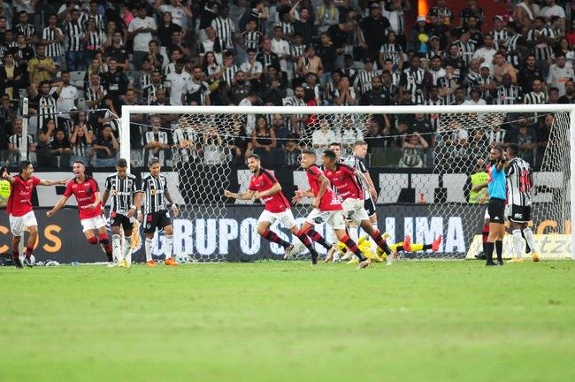 Atltico e Brasil de Pelotas-RS se enfrentaram nesta quarta-feira (12/4), no Mineiro, pela ida da terceira fase da Copa do Brasil