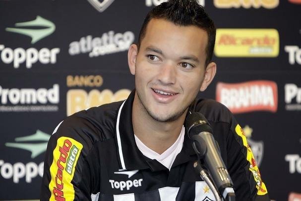 Kalil investiu e contratou Réver, zagueiro da Seleção Brasileira, em 2010