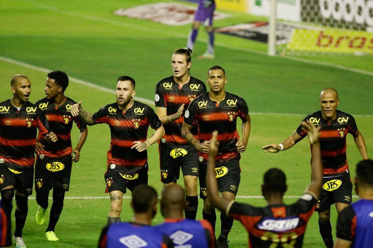 Sport estreou com clássico regional na série A e bateu o Ceará por 3 a 2, com dois gols de Elton e um de Jonatan Gomez, na Ilha do Retiro, sem público.
