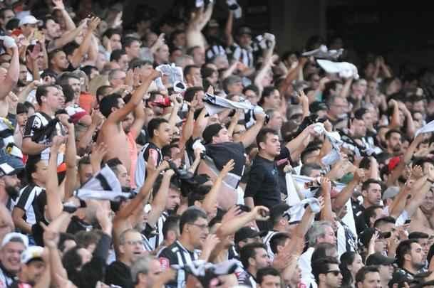 Ainda no primeiro tempo, o Atltico virou, com gols de Cazares, de falta, e Fred: 2 a 1