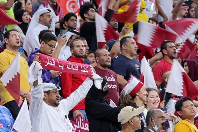 Torcedores de Holanda e Catar no Estdio Al-Bayt, em Al Khor, pelo Grupo A da Copa do Mundo