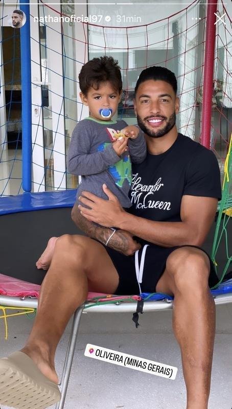 O zagueiro Nathan Silva viajou para Oliveira, sua cidade natal em Minas Gerais. Por l, o jogador passa tempo com a famlia.