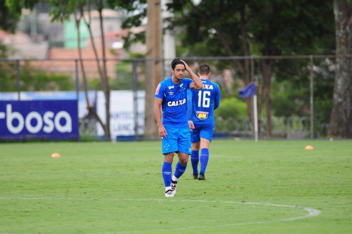 Com presena da torcida, Cruzeiro seguiu preparao para jogo contra o Fluminense, no Mineiro. Nesta sexta, Mano definiu Lucas Silva como substituto de Henrique, suspenso. O zagueiro Leo treinou normalmente aps se recuperar de leso e ser relacionado. 