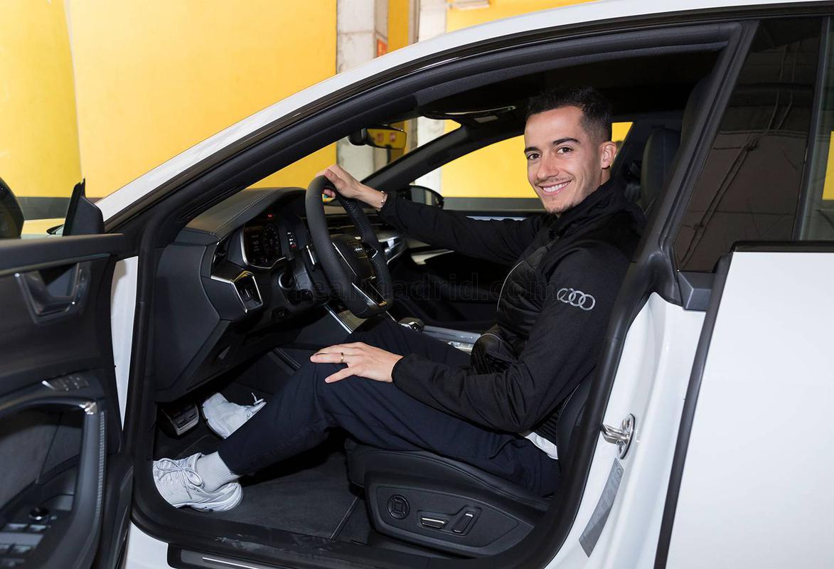 Jogadores do Real Madrid receberam, nesta segunda-feira, carros de presente de uma montadora alem; veja as mquinas!