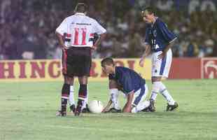 Ricardinho observa Giovanni ajeitar a bola em cobrana de falta que daria o ttulo da Copa do Brasil de 2000 ao Cruzeiro