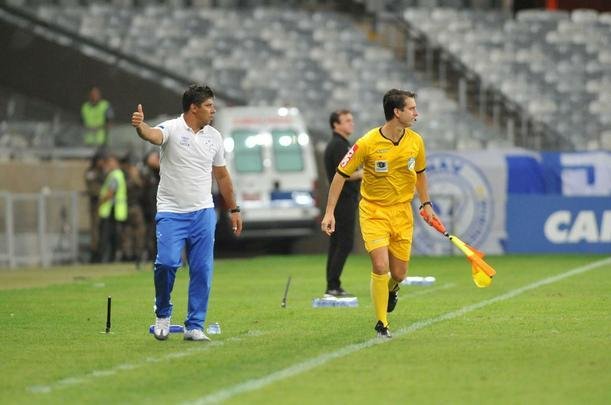 Em jogo com grande atuao do goleiro Fbio, Cruzeiro derrotou Santos de virada, por 2 a 1, com gols de Sass e Raniel; Gabriel Barbosa marcou para o Peixe, no Mineiro, pela 26 rodada do Brasileiro