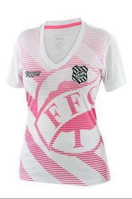 A camisa Outubro Rosa do Figueirense Futebol Clube é inspirada no escudo do clube, representado em grandes proporções com efeito de retículas degradê.