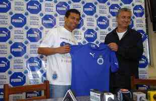 12/06/2006 - O jogador de futebol Geovanni e o diretor de futebol do Cruzeiro, Eduardo Maluf (d), durante sua apresentação no Cruzeiro, na Toca da Raposa II, em Belo Horizonte