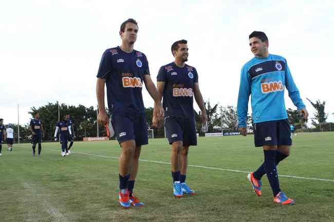 Os zagueiros Thiago Carvalho e Victorino e lateral Diego Renan durante treino na Toca da Raposa II