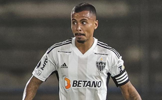 Allan com a braadeira de capito do Atltico