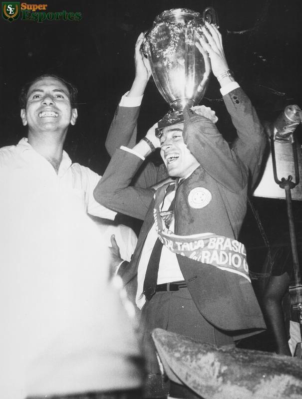 Jogadores do Cruzeiro são recebidos com festa no Aeroporto da Pampulha, em Belo Horizonte, após a conquista da Taça Brasil, em São Paulo, diante do Santos de Pelé. Natal com o troféu