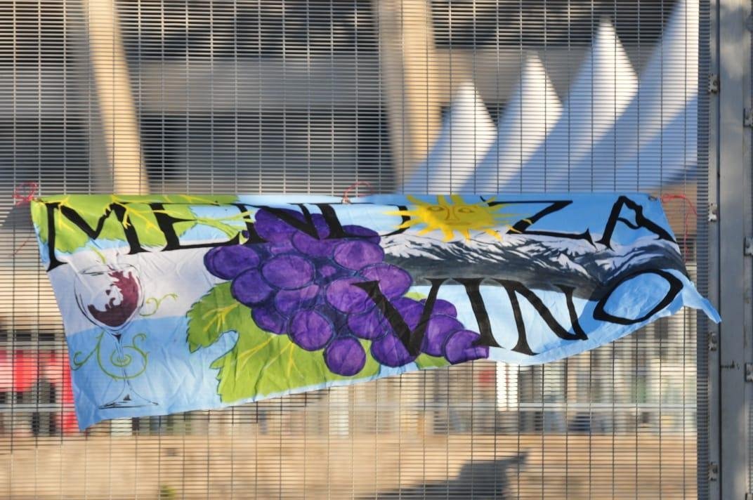 Torcedores de Argentina e Paraguai na chegada ao Minero para duelo pela Copa Amrica