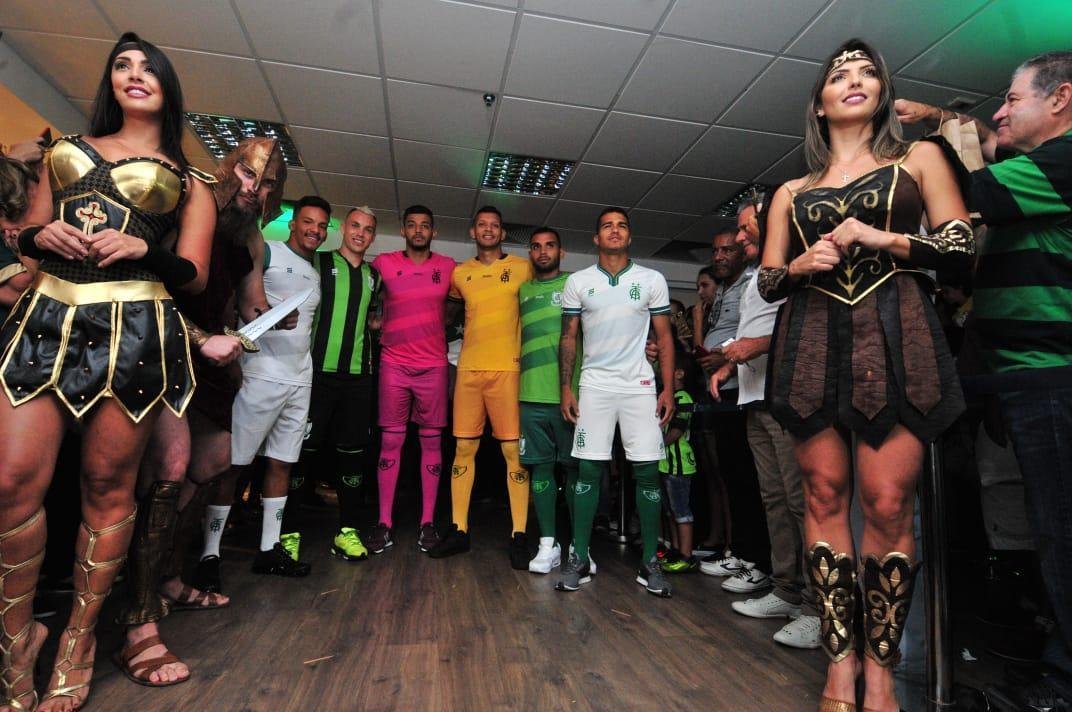 Coleção de uniformes do América da temporada 2019. Clube adotou marca própria, a Sparta. Por isso, desfile na loja do clube, no shopping Boulevard, em BH, foi ao estilo espartano