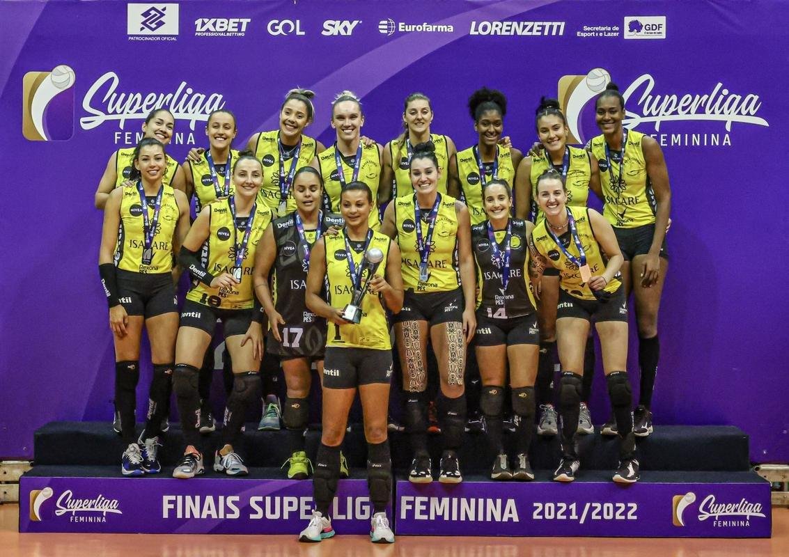 Praia Clube recebe o trofu de vice-campeo da Superliga 