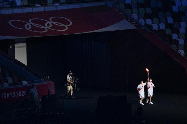 Acendimento da pira olmpica na cerimnia de abertura dos Jogos de Tquio