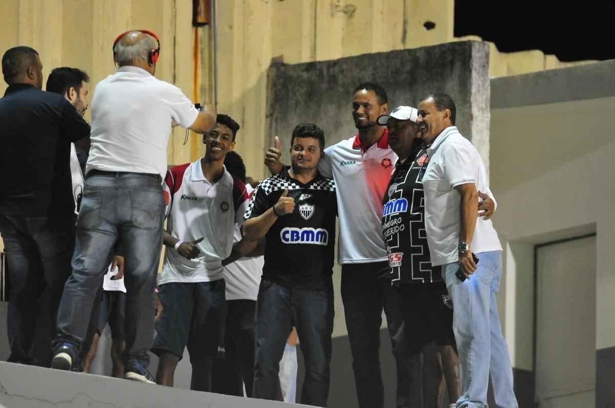 Goleiro Bruno foi ao jogo do Boa Esporte contra o Arax, pelo Mdulo II do Mineiro, e recebeu tratamento de celebridade no Estdio Dilzon Melo, em Varginha. Tirou fotos e foi abraado por torcedores