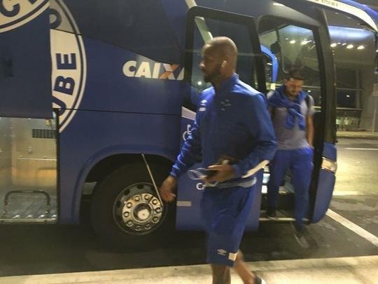 Delegao do Cruzeiro foi composta por 23 jogadores em viagem para Buenos Aires, na Argentina, local da partida de quarta, s 21h45, contra o Boca Juniors, pela Copa Libertadores. Meia uruguaio De Arrascaeta foi vetado e permaneceu em Belo Horizonte.