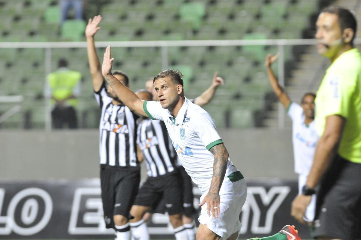 No segundo tempo, Amrica marcou gol em impedimento e lance gerou muitas reclamaes