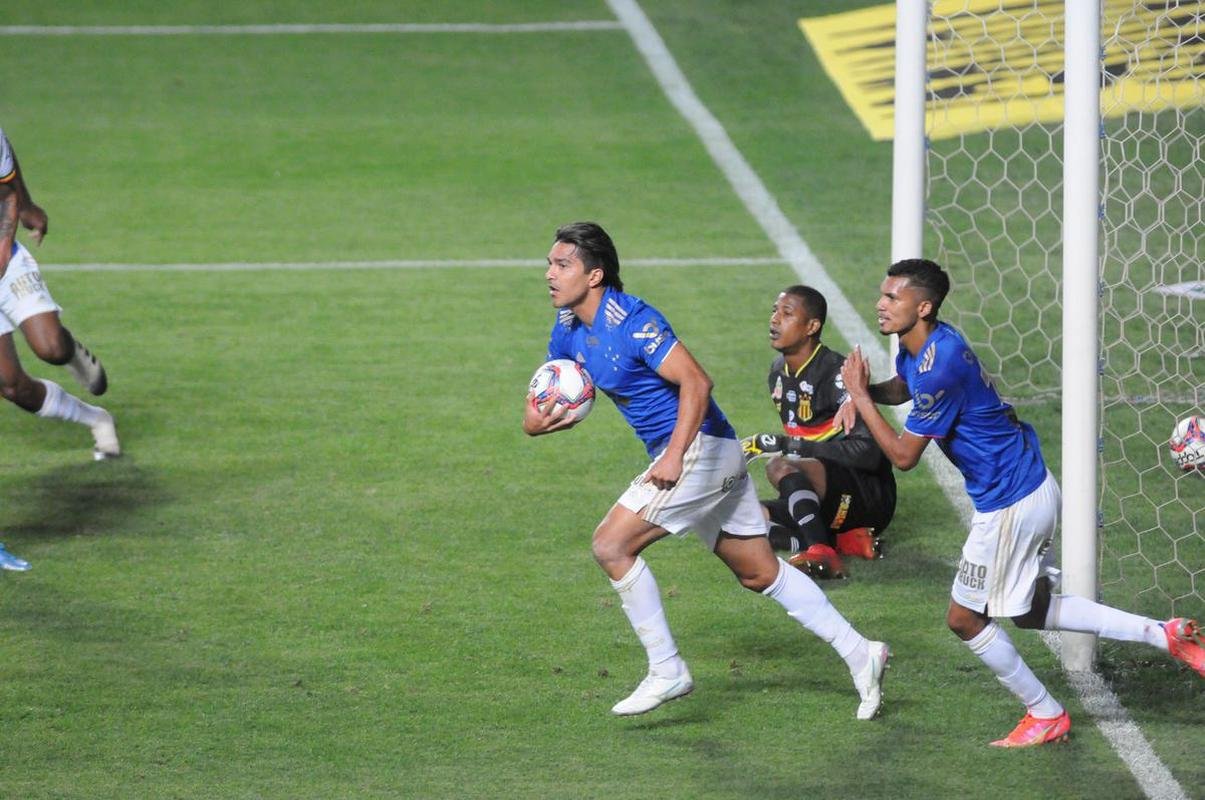 Fotos do duelo entre Cruzeiro e Sampaio Corra, no Independncia, em Belo Horizonte, pela 18 rodada da Srie B do Campeonato Brasileiro