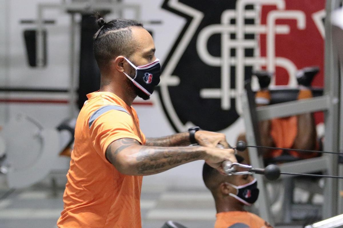 Jogadores do Santa Cruz treinaram no estádio do Arruda, já apresentando trabalhos com bola no gramado, sob a supervisão do técnico Itamar Schülle. Todos os atletas e os membros da comissão técnica seguem submetidos às medidas de afastamento social.